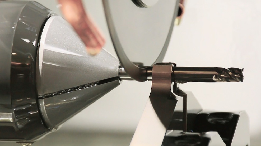 Das Bild zeigt eine Nahaufnahme einer automatisierten Stangenbearbeitung im Trennvorgang